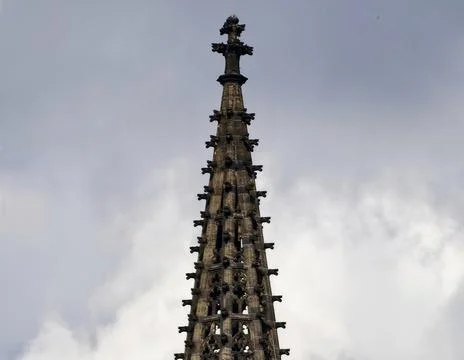 Elaborate gothic pinnacle piercing sky. Ornate spire with detailed stonewor.. Stock-Fotos