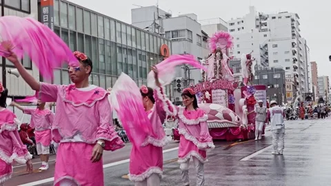 Elaborate Pink and White Parade Float with Standing Feathered Dancer Видео 346189970