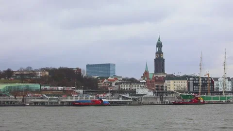 Elba River and view to the The St. Pauli Piers and church of St. Michael. Video stock 130183926
