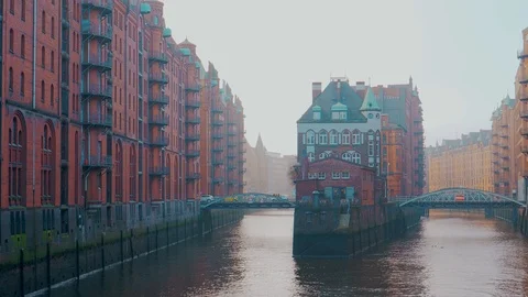 Elbe river and old warehouse district Speicherstad Vídeo Stock 100546442