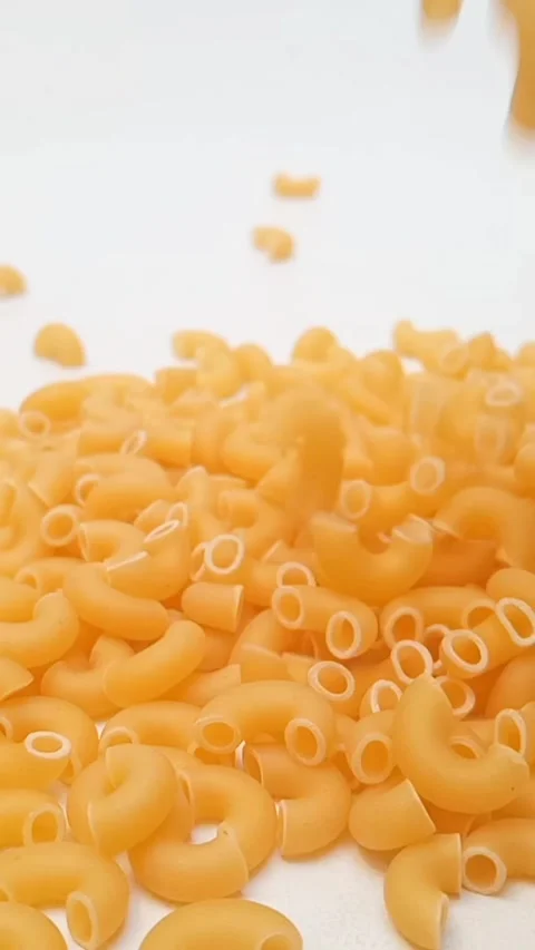 Elbow Macaroni Pasta Dropping on White Background, Uncooked Elbow Macaroni .. 库存影片 334368238