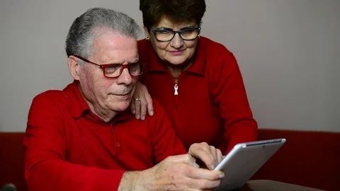 Elder caucasian couple learn to use Internet with tablet 스톡 동영상 122952457