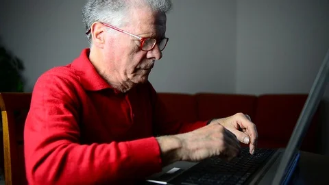 Elder caucasian man learn to type with laptop 스톡 동영상 122969859