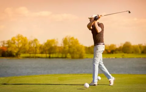 Elder golf player teeing off. Foto stock