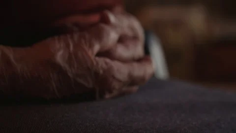 Elder hands with wrinkles 스톡 동영상 89342487