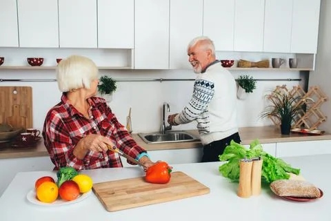Elderly couple in the kitchen Fotos de archivo
