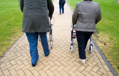 Elderly couple with walking frames Foto stock