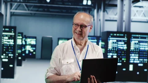 Elderly engineer optimizes data center 库存影片 249968555