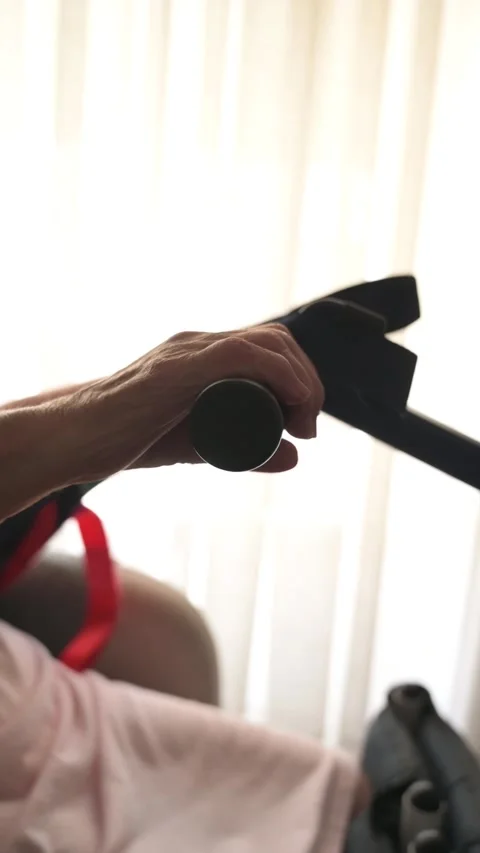 Elderly Hand Holding Support Handle for Fall Prevention Vidéo 341561660