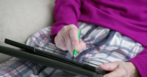Elderly Hand Using Stylus on Tablet 库存影片 337221376