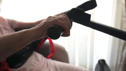 Elderly Hands Gripping Handle of Sit to Stand Transfer Lift Vidéo 341557877