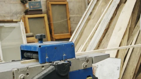 Elderly man carpenter builds a small boat with his hands out of wood in a small 库存影片 89786129