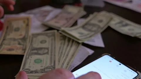 An elderly man is counting small dollar bills trying to distribute the budget Vídeo Stock 246973089