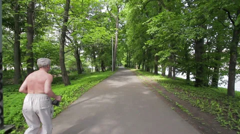 Elderly man does jogging Vídeo Stock 35700010