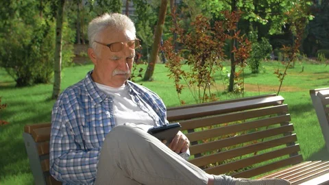 Elderly man don't understand how to use tablet computer Stock-Footage 129795555