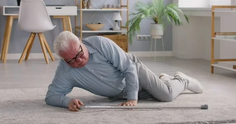 Elderly man experiences difficulties at home, trying to get up slowly after Vídeo Stock 281326012