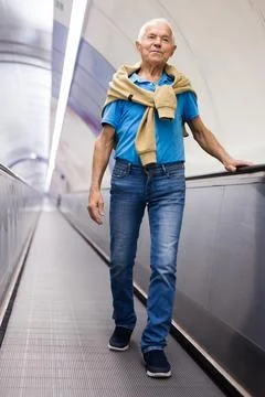 Elderly man going down to subway station Foto stock