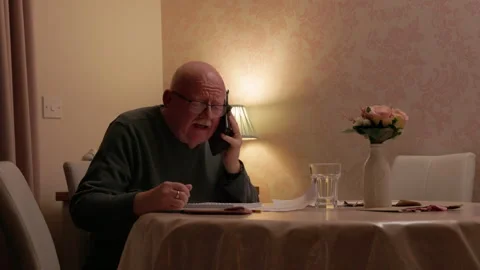 Elderly man on the phone Vídeo Stock 257237929
