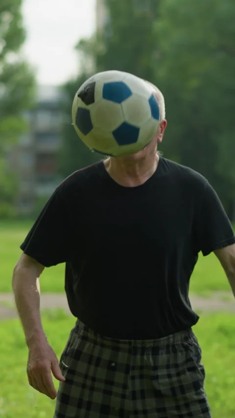 Elderly Man Skillfully Playing Soccer Ball in Lush Green Field 스톡 동영상 309817860