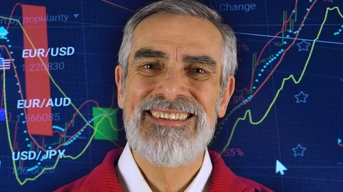 An elderly man smiles at the camera - face closeup - stock market in the Vídeo Stock 92300392