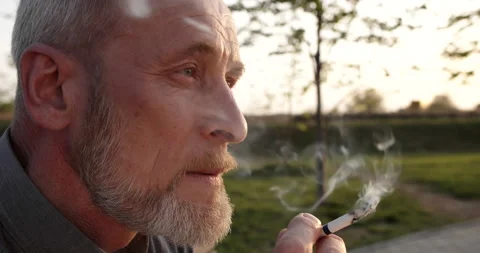 An elderly man smokes close-up Video stock 154757513