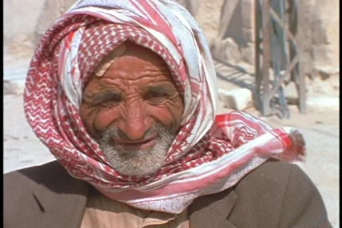 An elderly man squints as he smiles. Vidéo 437524