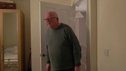 Elderly man turning on the lights Vídeo Stock 257237790