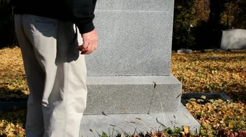 Elderly man visiting a grave Vidéo 12506149