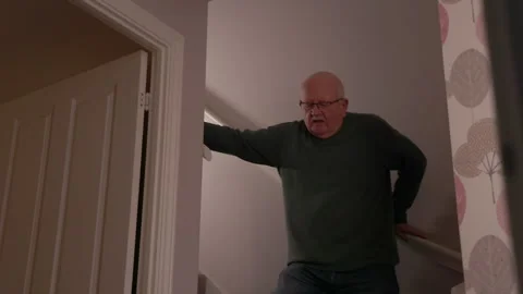 Elderly man walking down the stairs Vídeo Stock 257237438