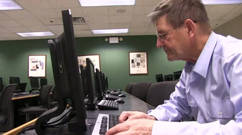 Elderly man working on a computer 動画素材 36545372