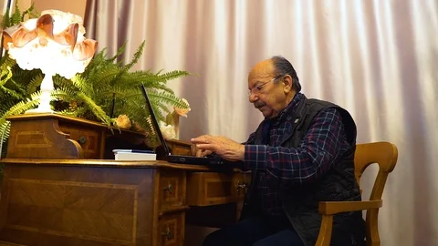 Elderly man working at the desk Video stock 106458833