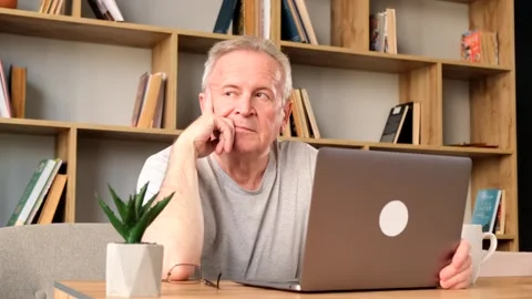 Elderly men work hard, their eyes hurt. Sitting in the office. He is stressed. Stock-Footage 252686157