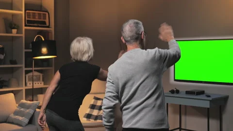 Elderly old couple physical exercise online in front of green screen television Vidéo 159001298
