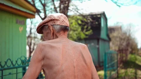 An elderly thin man is digging in an iron booth. Gardening. Vídeos de archivo 162193489