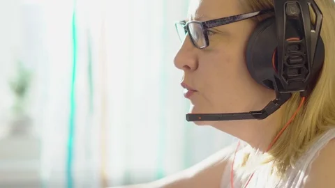 An elderly woman at the computer Vidéo 99773635