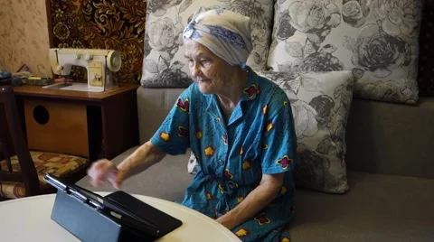 Elderly woman develops Tablet computer Stock-Footage 46734838