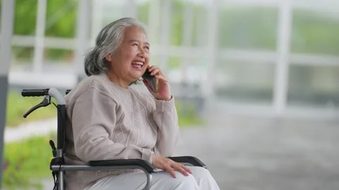 Elderly woman smiles while talking on phone Vídeo Stock 345216290