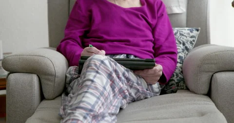 Elderly woman using a tablet PC: 库存影片 337220368