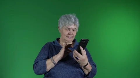 Elderly woman using touchscreen 库存影片 102420462
