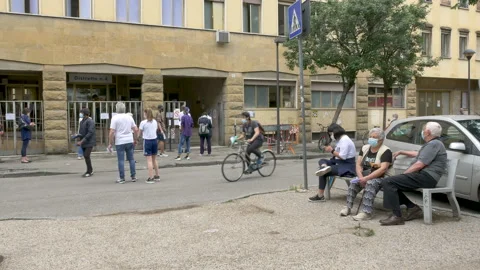 Elders sitting on a bench, during Covid-19 lockdown. Vídeo Stock 133123919