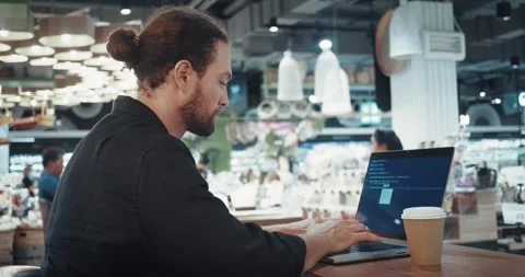 Elearning developer. Programmer creating e-learning modules educational content 库存影片 257314324