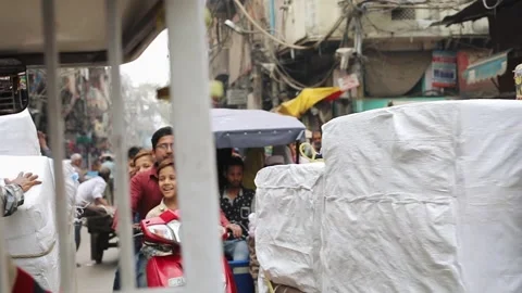 An electric auto rickshaw ride through the heavily crowded and narrow 動画素材 140953252