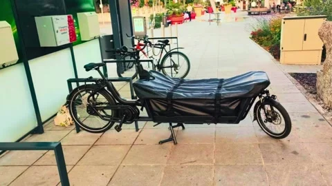 Electric bicycle in the city Vidéo 247399642