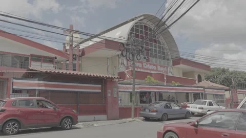 Electric cables and a building in San José, Costa Rica Vidéo 344342209