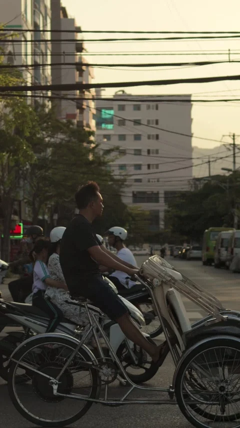 Electric cycle rickshaw movement, vertical video Video stock 239406183