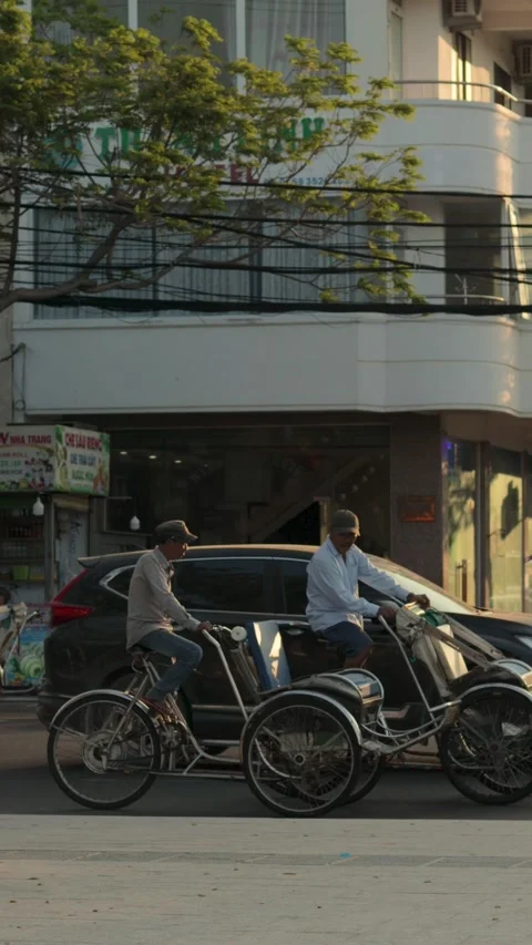 Electric cycle rickshaw movement, vertical video Video stock 239406225