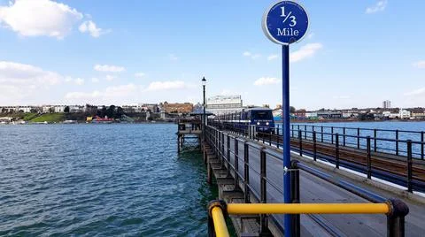 Electric driven train on the longest pleasure pier in the world at Southend-on 스톡 사진