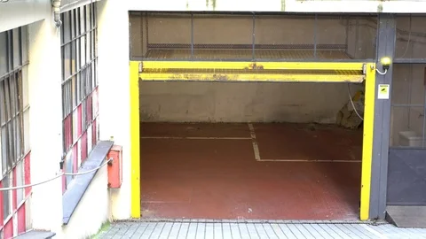 Electric gate closing Stock Footage 126654908