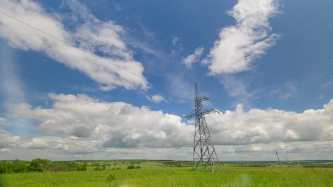 Electric high voltage pylon against sky. Transmission Towers on the Background o Vídeo Stock 313353897
