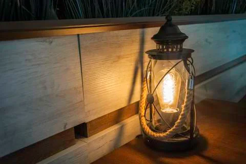 Electric lantern in a bar table with rope handle. shadow and light Foto stock